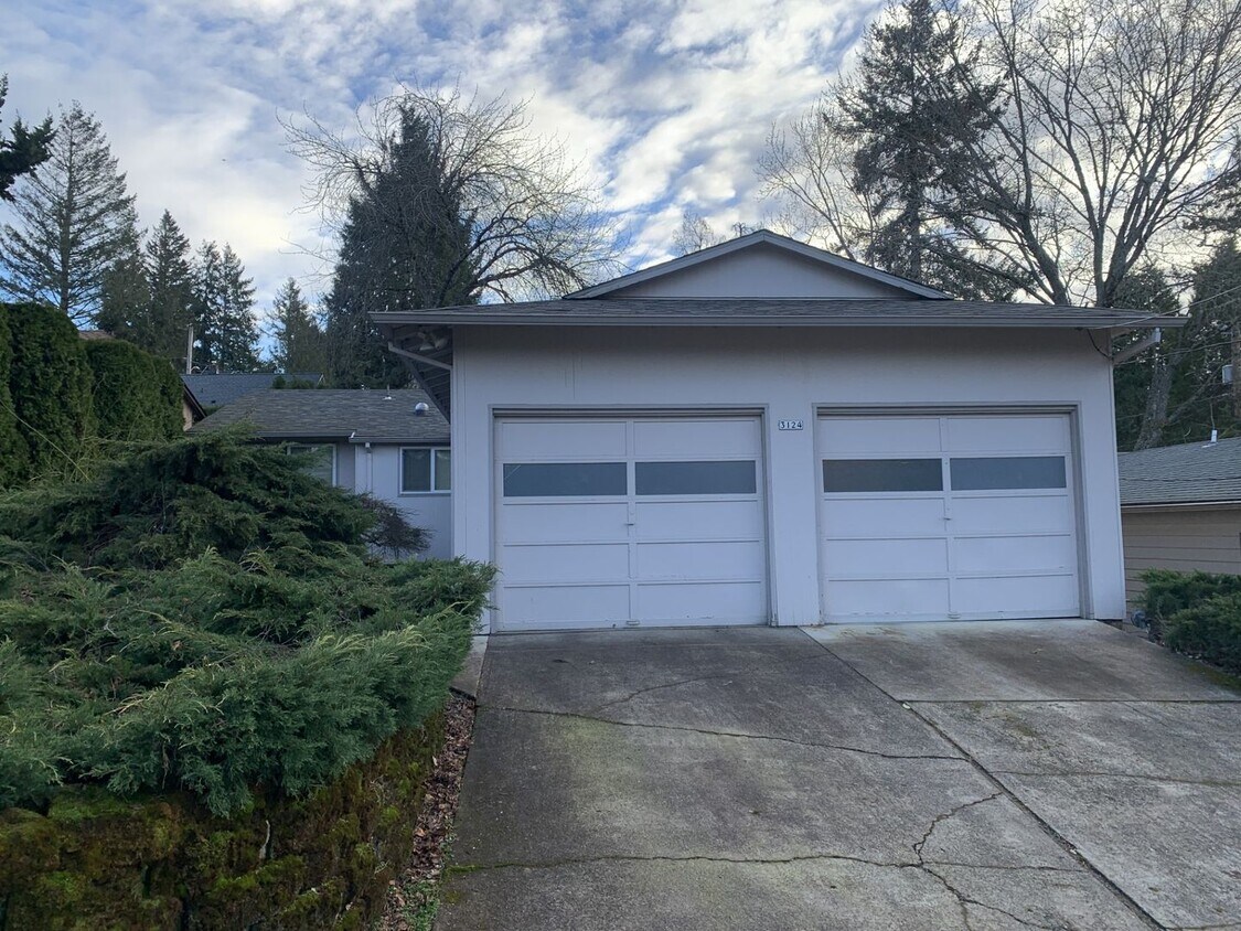 Foto principal - $2,450 - Three Bedrooms, One Full Bathroom...