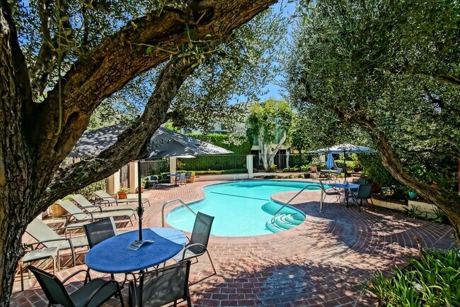 Foto del edificio - BRIGHT & AIRY, REAR-UNIT TOWNHOUSE W/ SPACIOUS PATIO, BALCONY & HUGE 2-CAR GARAGE IN GATED COMMUN...