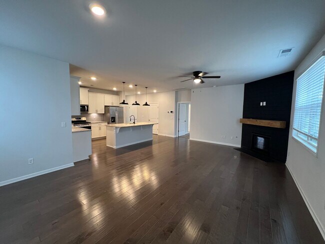 Building Photo - *1/2 Off First Month's Rent!* Gorgeous 4 B...