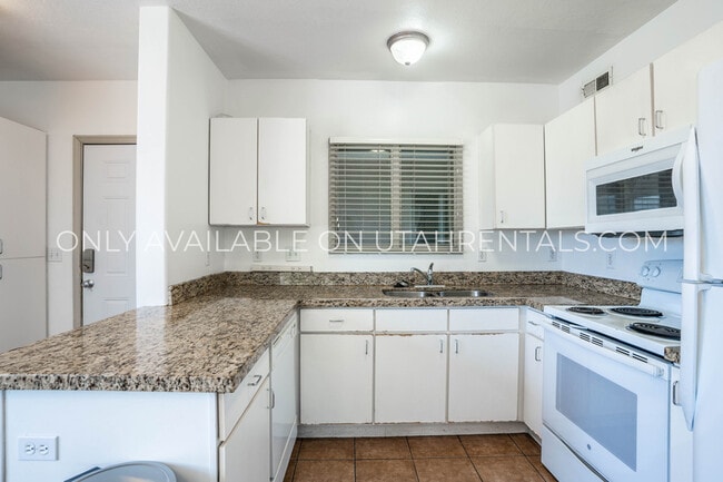 Building Photo - 884 E 700 N