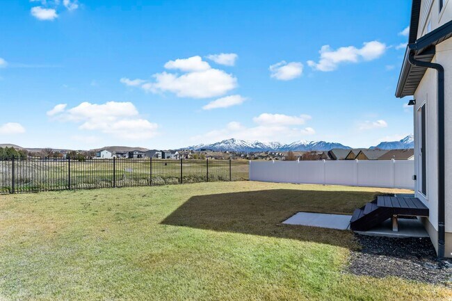 Foto del edificio - Golf Course Living with Incredible Views and Finished Basement