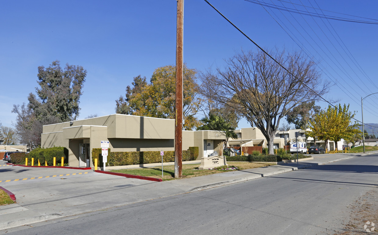Building Photo - Don de Dios