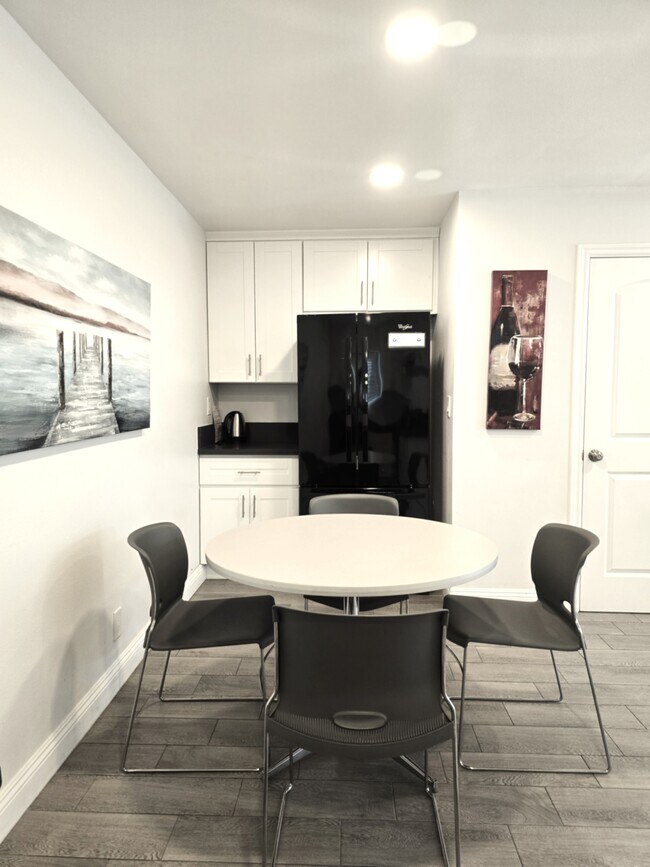 Building Photo - 123 E Bennett Ave