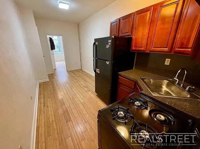 Foto del edificio - Spacious 3BR Apartment with Backyard Access in Prime Bushwick