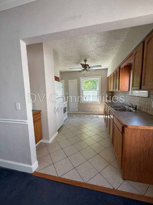 Building Photo - 9110 Rosewood Ave