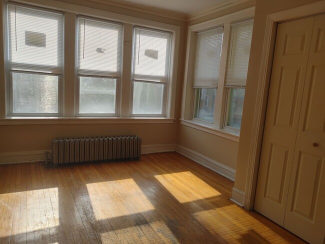 Foto del edificio - 7016 S Clyde Ave