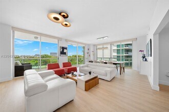 Building Photo - 2645 S Bayshore Dr