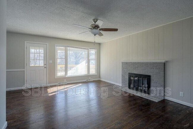 Foto del edificio - 7857 James A Reed Rd