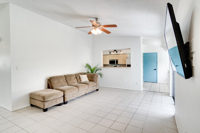 Foto del edificio - 8724 Tall Pine Ln