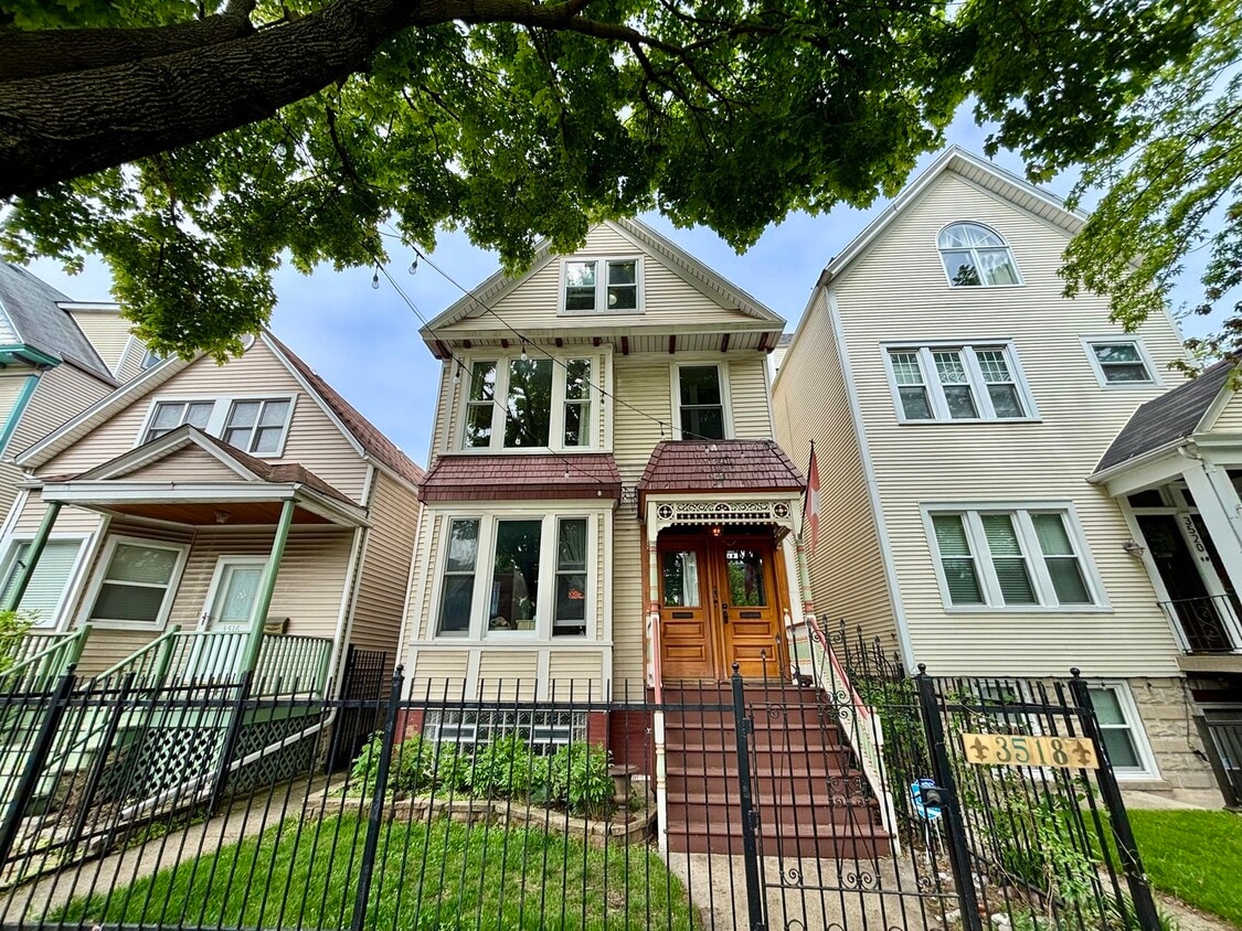 Primary Photo - 3518 N Damen Ave