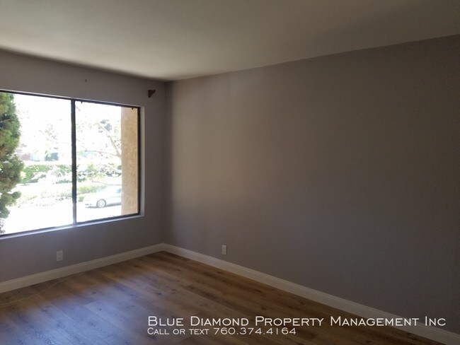 Building Photo - Recently upgraded 2 BR townhome in Woodlan...