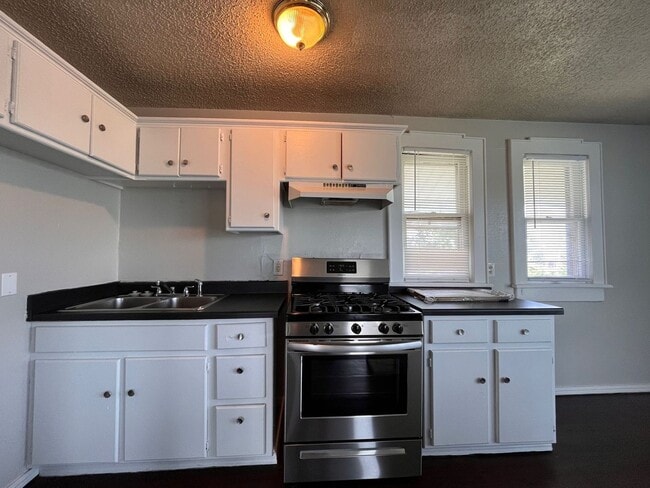 Building Photo - 1409 N Klein Ave