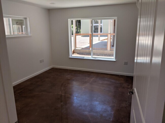 Building Photo - 327 Golf Club Dr