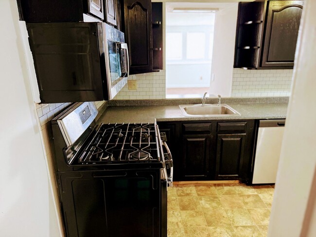 Building Photo - 3BR/2BA Spacious Manayunk Apt with Washer/...