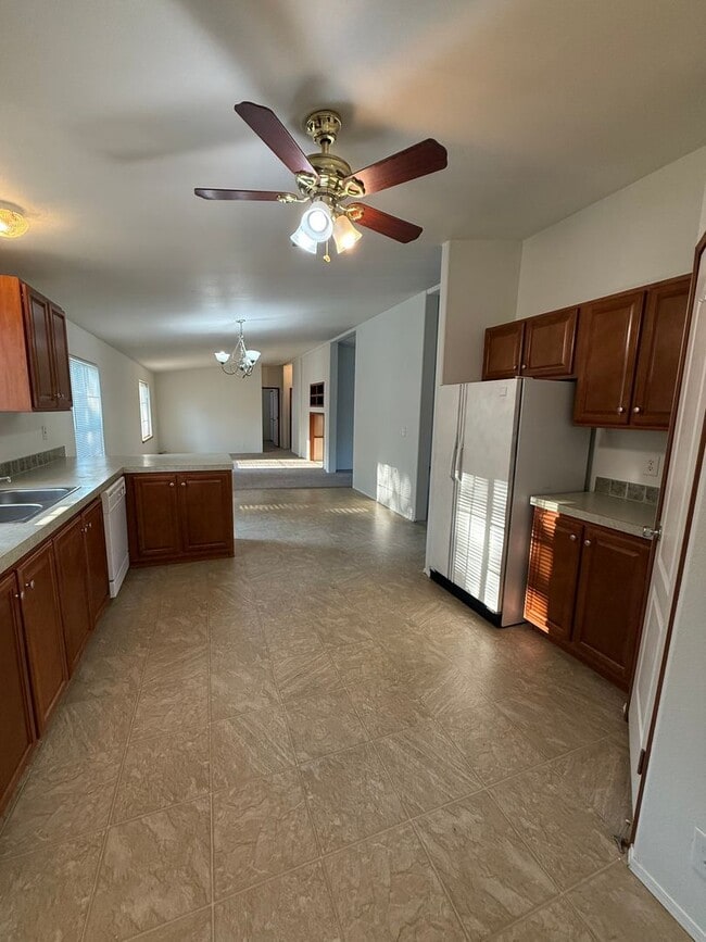 Building Photo - SPIRIT LAKE HOME (P#440)