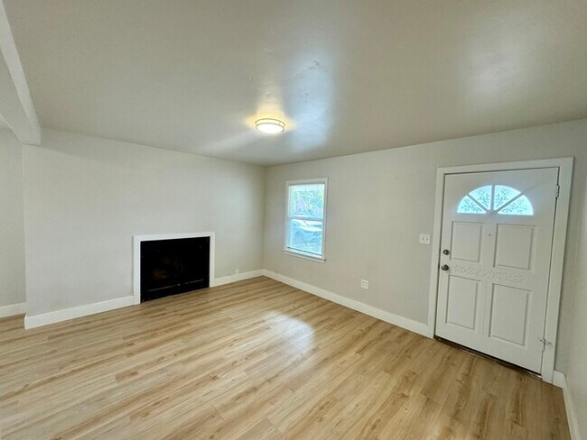 Building Photo - Beautiful Fully Updated 2 Bedroom 2 Bathro...