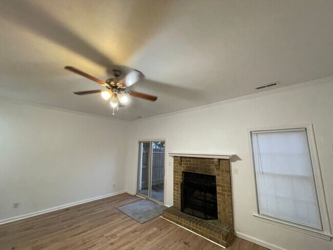 Foto del edificio - 3 bedroom townhome! Fenced backyard.