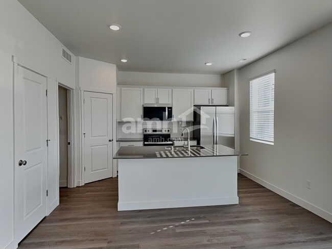 Building Photo - 4744 85th Dr NE
