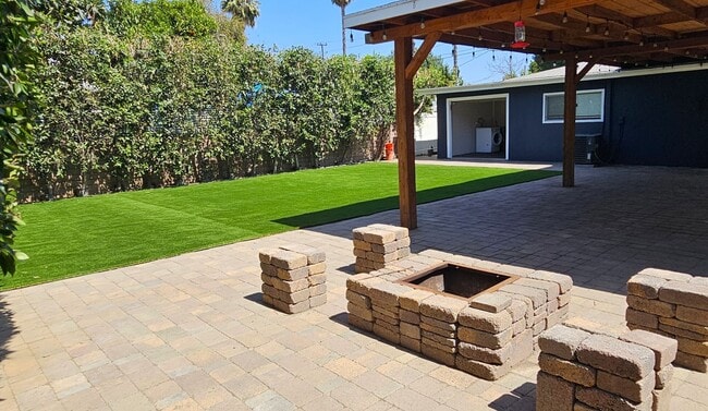 Building Photo - Gorgeous Remodeled 2 Bedrooms, 1 Bath Hous...