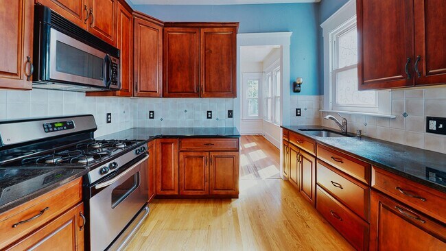 Foto del edificio - [In-Unit Laundry; Garden] Townhouse-Style Living, with Historical Details & Parking!