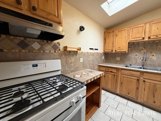 Foto del edificio - 1932 S Campbell Ave