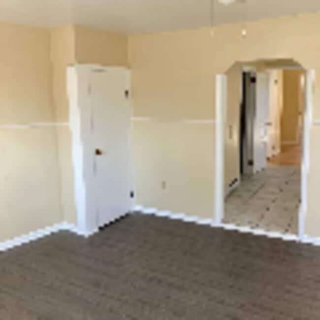 Building Photo - 560 N Pine St