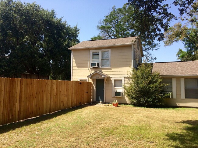 Building Photo - COZY 2-Bed GARAGE APARTMENT w/ FENCED YARD...