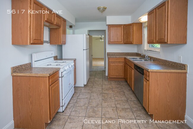 Building Photo - Spacious Maple Heights Colonial
