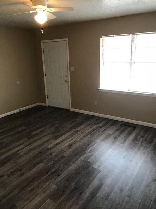 Building Photo - 310-314 Lindsey