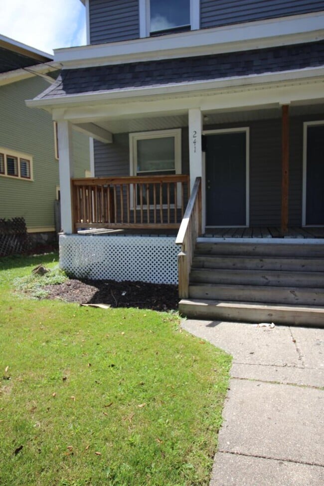 Building Photo - 241 Valley Ave NW