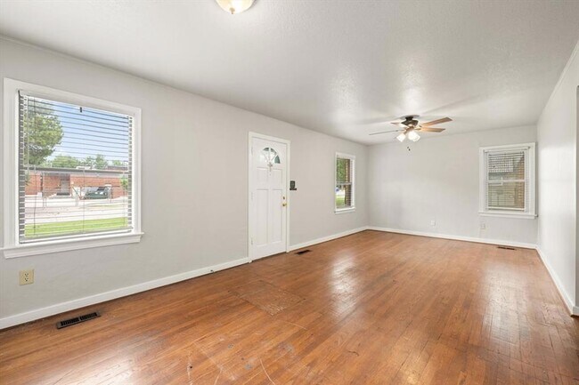 Foto del edificio - 208 E 7th St