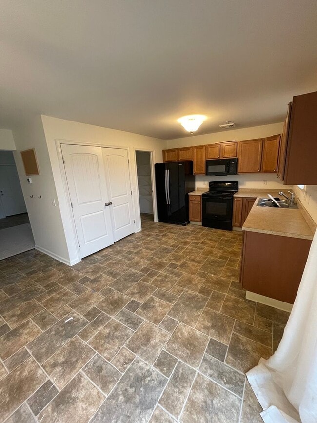 Building Photo - Updated 3 Bed 3 Bath Townhouse in Marietta!