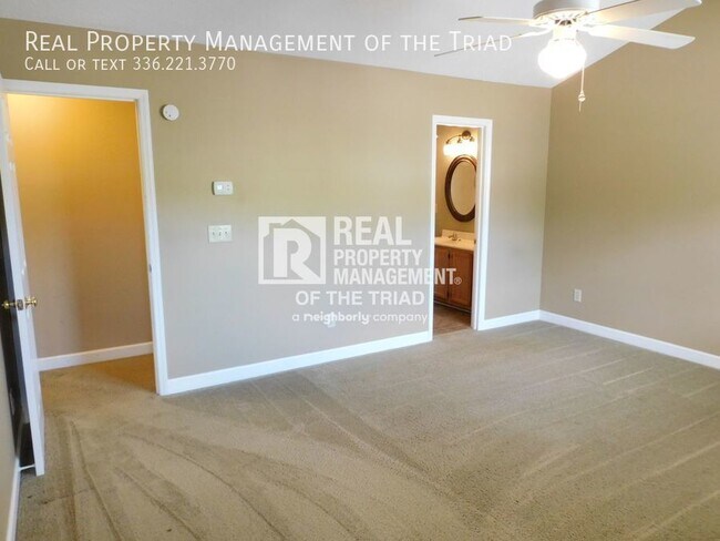 Foto del edificio - Beautiful 2 Bedroom/2.5 Bath in Adams Farm