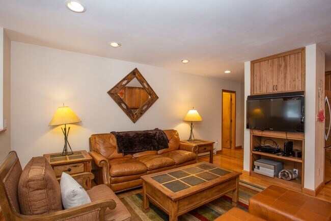 Foto del edificio - 2 bedroom in Frisco. Walk to Main Street! Garage and Yard! Hot tub!
