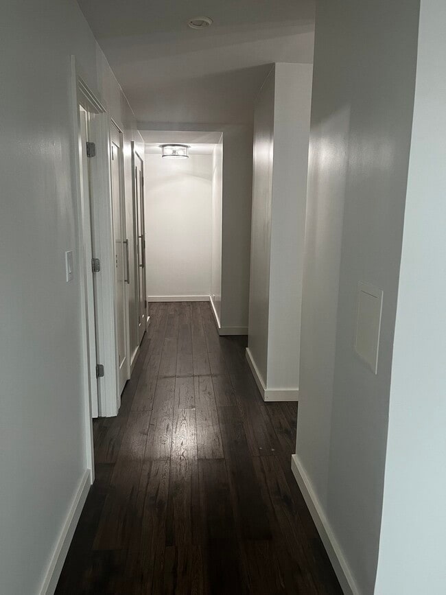 Foto del edificio - 5100 N Marine Dr