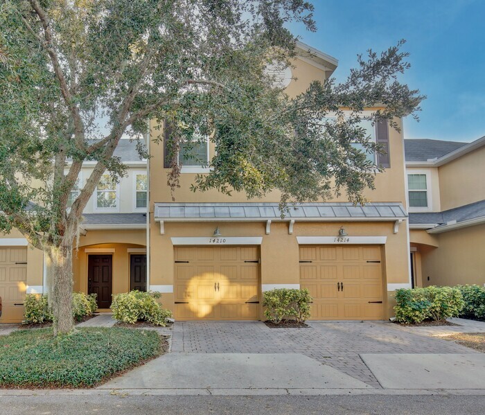 Foto principal - Lovely 3/2.5 Spacious Townhome with a 2 Ca...