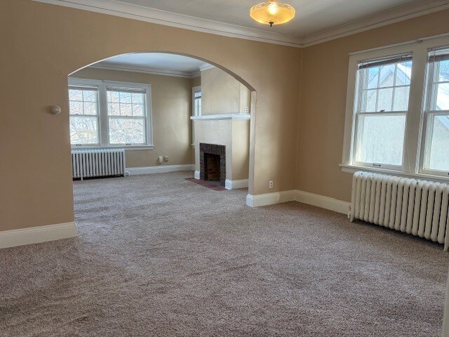 Vista de la sala de estar desde el comedor. - 1676 Randolph Ave