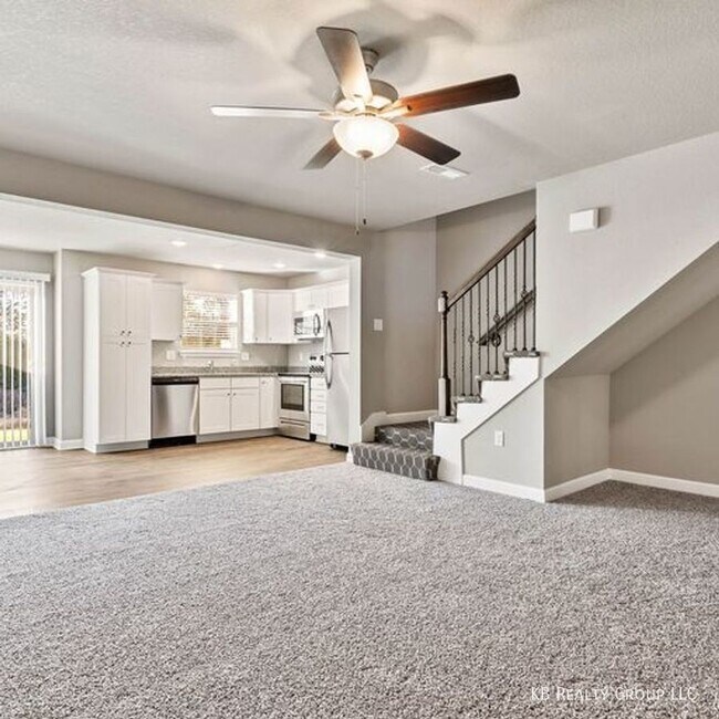 Building Photo - Newer 2 Bed Townhome in Belton w/ First Mo...