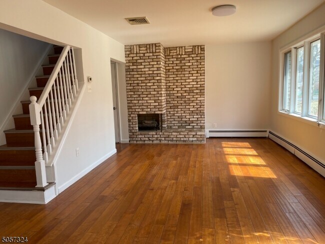 Foto del edificio - 37 Crest View Hill Rd