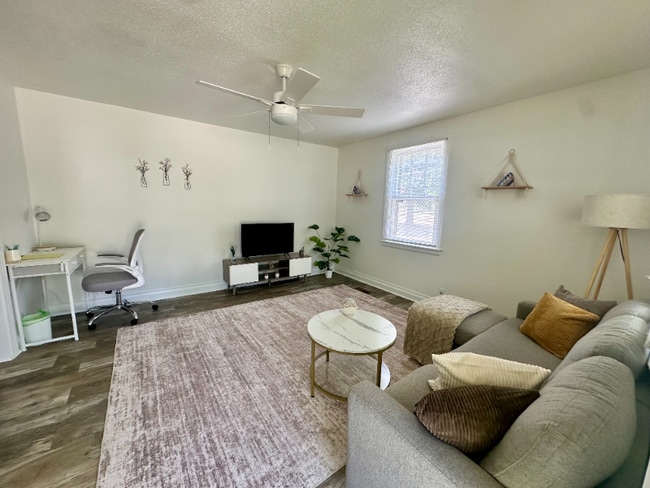 Building Photo - 1917 Bragg St