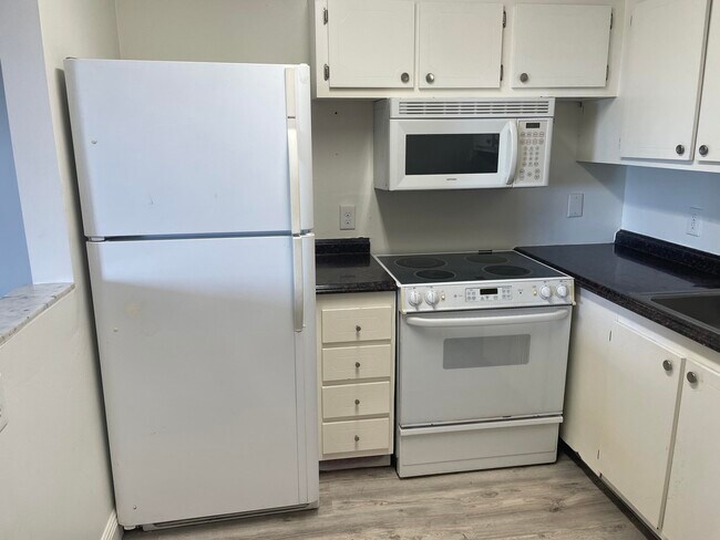 Building Photo - 400 Village Green Cir W