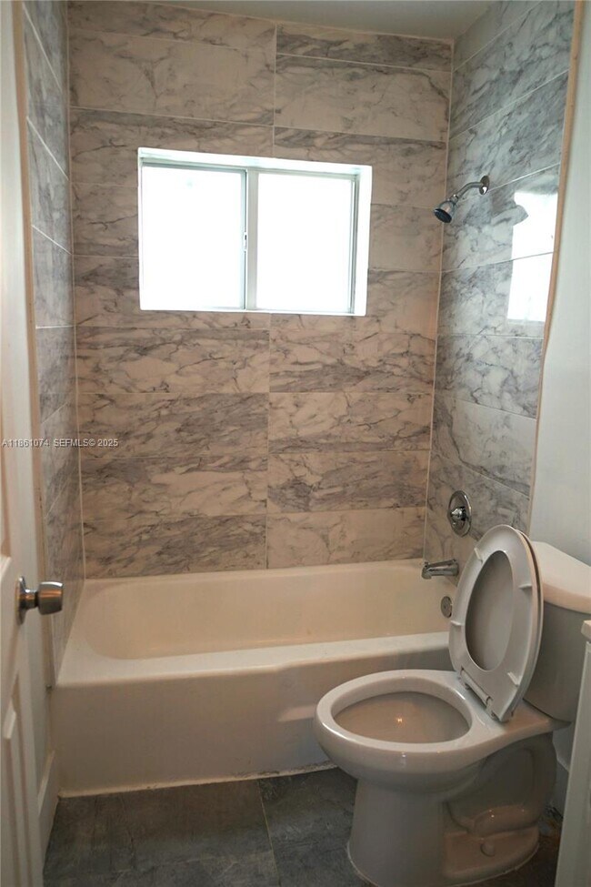 Foto del edificio - 584 NW 65th St