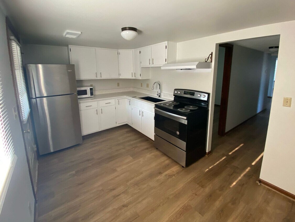 32 Sycamore St Unit 32 1/2 Sycamore st, Tiffin, OH 44883 Room for Rent in Tiffin, OH