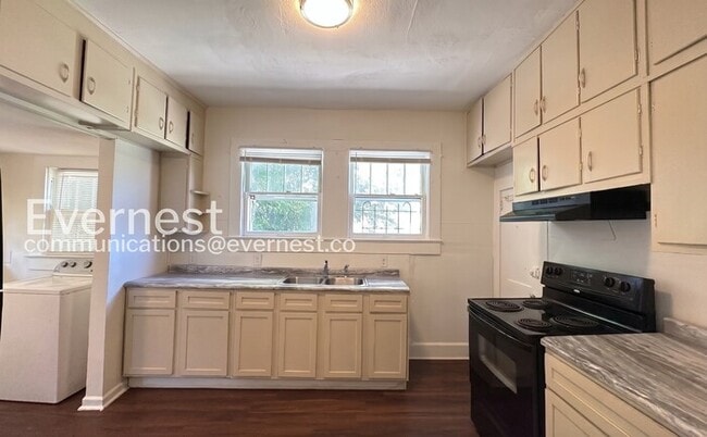 Building Photo - 3 Bed/2 Bath Home with Fenced Yard / Available Now!