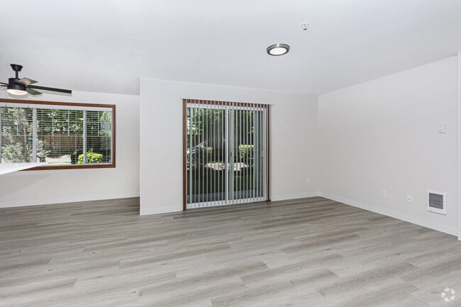 3 habitaciones, 2 baños - 1300 pies cuadrados - Sala de estar - Brandon Place Apartments