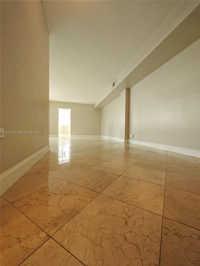 Foto del edificio - 825 Brickell Bay Dr