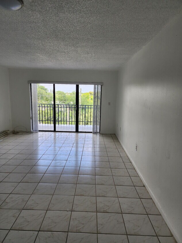 Building Photo - 650 NE 149th St