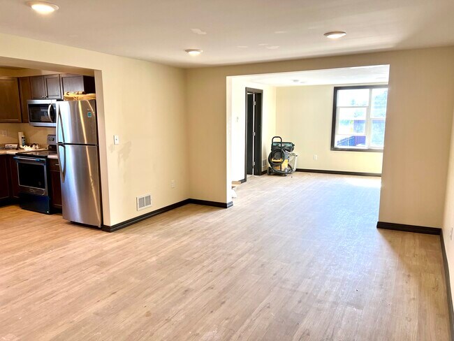 Building Photo - 204 3rd Ave