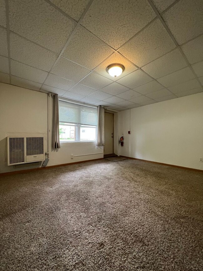 Building Photo - One Bedroom Apartment Near Campus