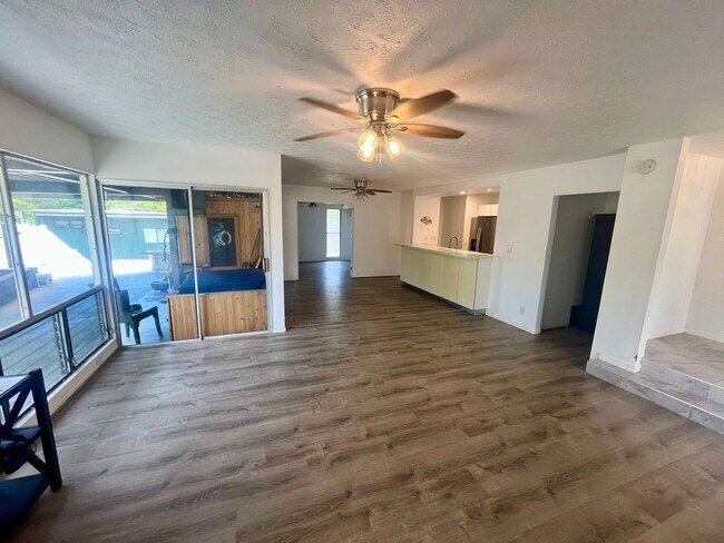 Foto del edificio - Modern Coastal Oasis: 1 Bedroom, 1 Bath All-Inclusive Retreat in Hawaii Kai